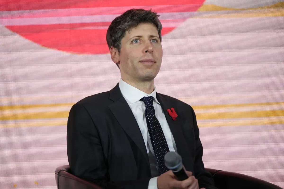 Sam Altman, director ejecutivo de OpenAI, sentado con un micrófono en la mano durante un foro