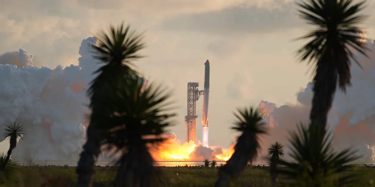 Starship despega desde Starbase, en Texas, entre palmeras y nubes de vapor