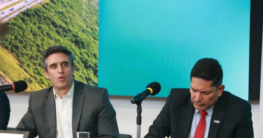 Camilo Barco y Juan Carlos Hurtado en una rueda de prensa de Ecopetrol
