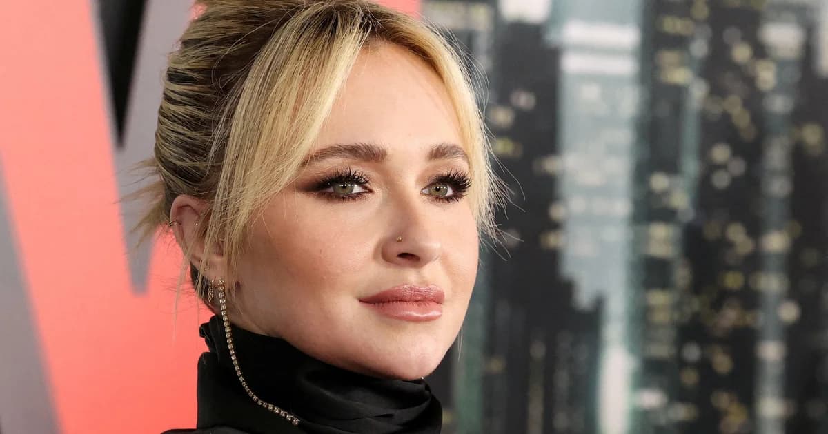 Retrato de la actriz Hayden Panettiere en una alfombra roja