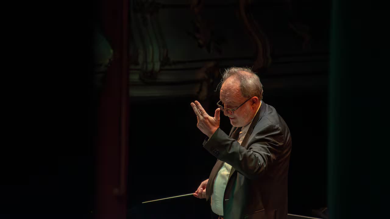El maestro Paul Dury dirige a la Orquesta Filarmónica de Cali