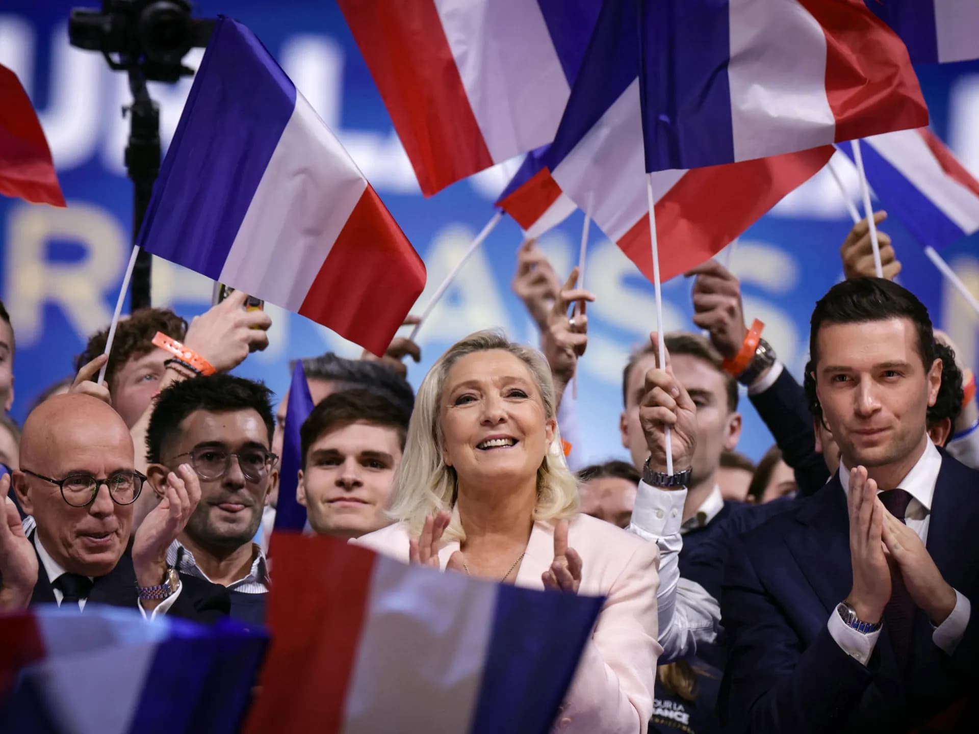 Marine Le Pen sonríe entre simpatizantes con banderas francesas en el congreso de su partido en Orleans