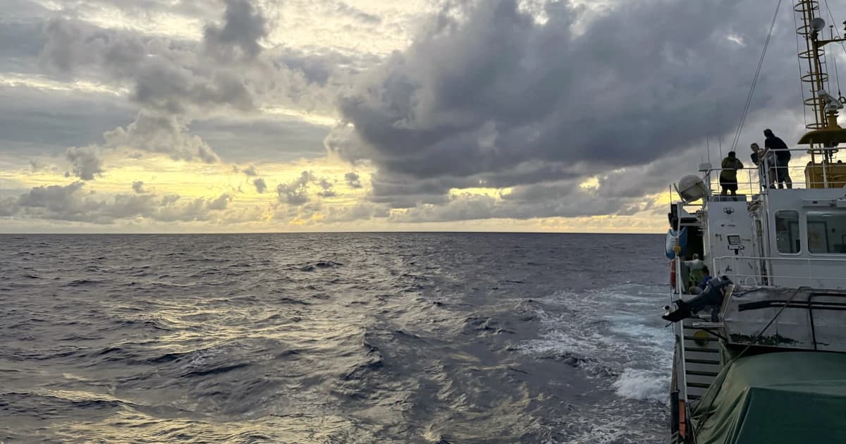 El barco de la expedición navega por el Pacífico Sur rumbo al atolón de Nikumaroro
