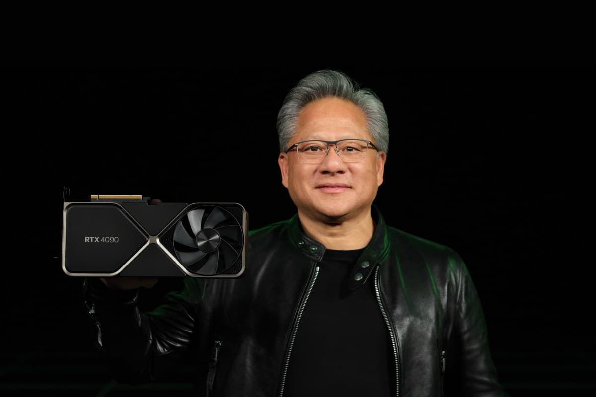 Jensen Huang, director ejecutivo de Nvidia, sostiene una tarjeta gráfica sobre un fondo negro