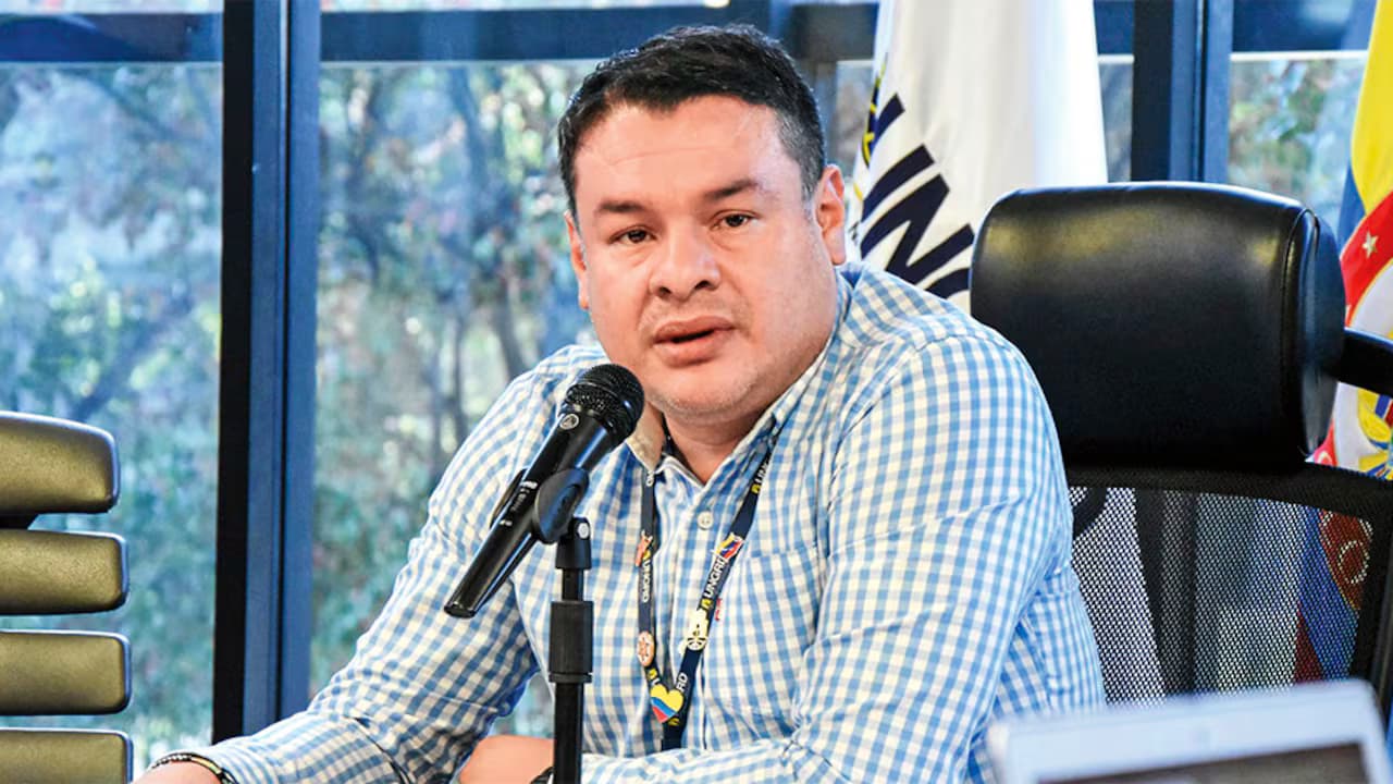 Luis Carlos Barreto habla ante un micrófono cuando era subdirector de la UNGRD