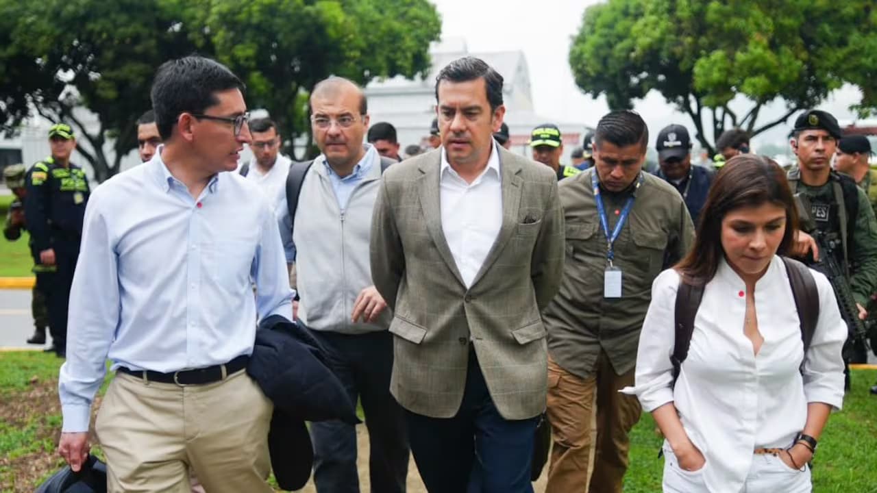 El ministro del Interior, Rodrigo Lara, camina con funcionarios y policías en Cali