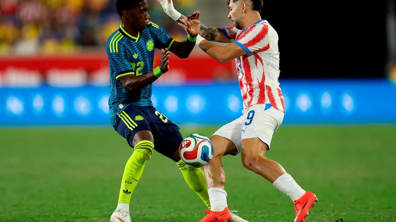 Un jugador de la Selección Colombia disputa el balón con un jugador de Paraguay en el estadio de Harrison, Nueva Jersey