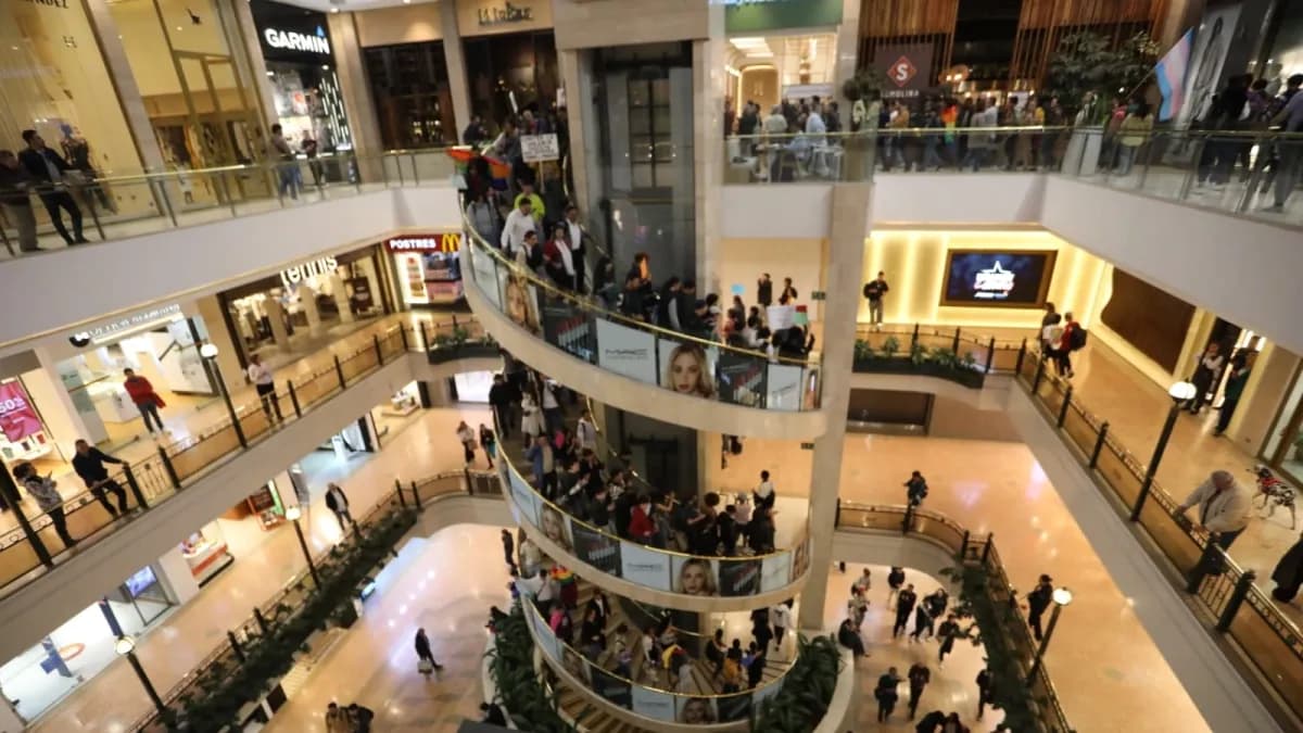 Compradores en los pasillos de un centro comercial