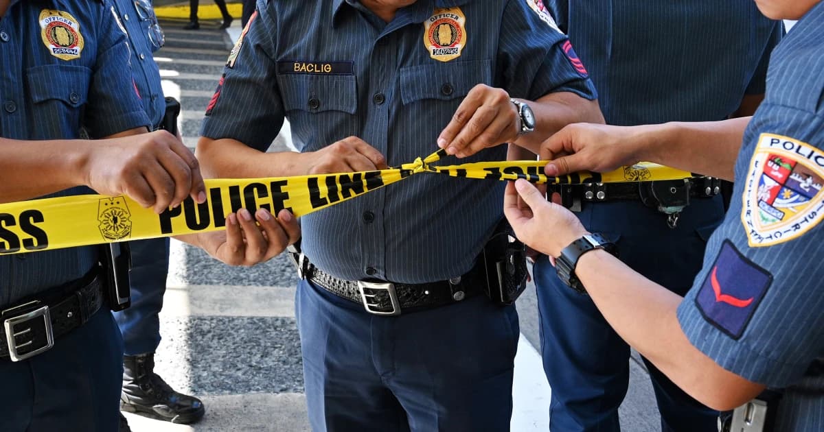 Personal de emergencia y estudiantes en los alrededores del colegio de Banga, en Cotabato del Sur