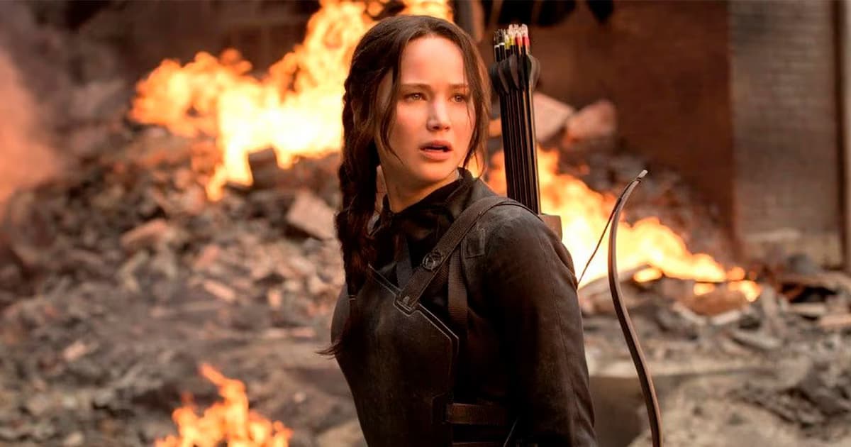 Jennifer Lawrence como Katniss Everdeen, con arco y carcaj, en una escena de Los Juegos del Hambre