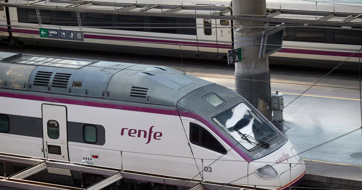 Tren de Renfe en el andén de una estación