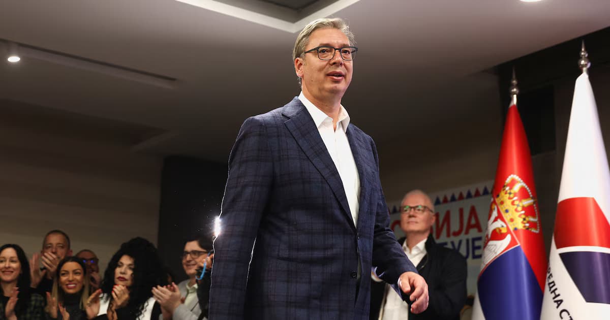 Aleksandar Vučić en la sede de su partido en Belgrado la noche electoral