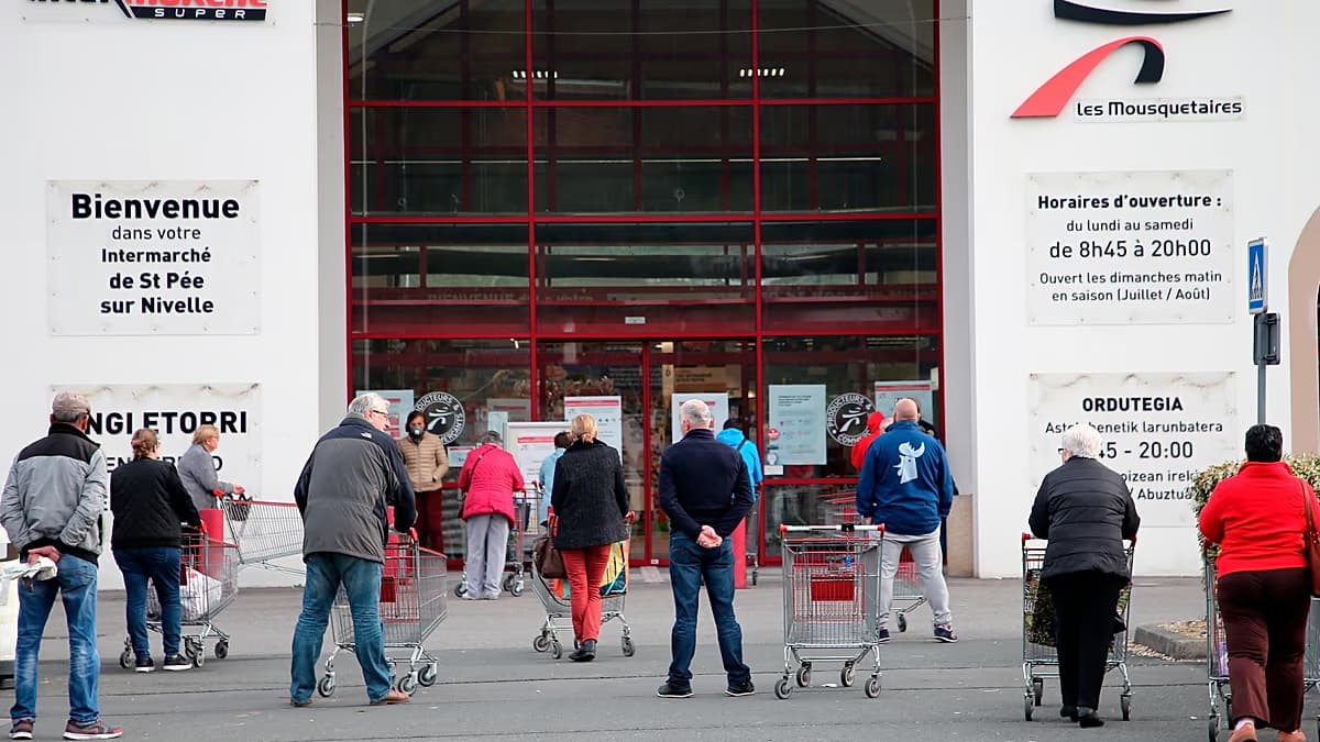 Clientes hacen fila frente a un supermercado Intermarché en Francia