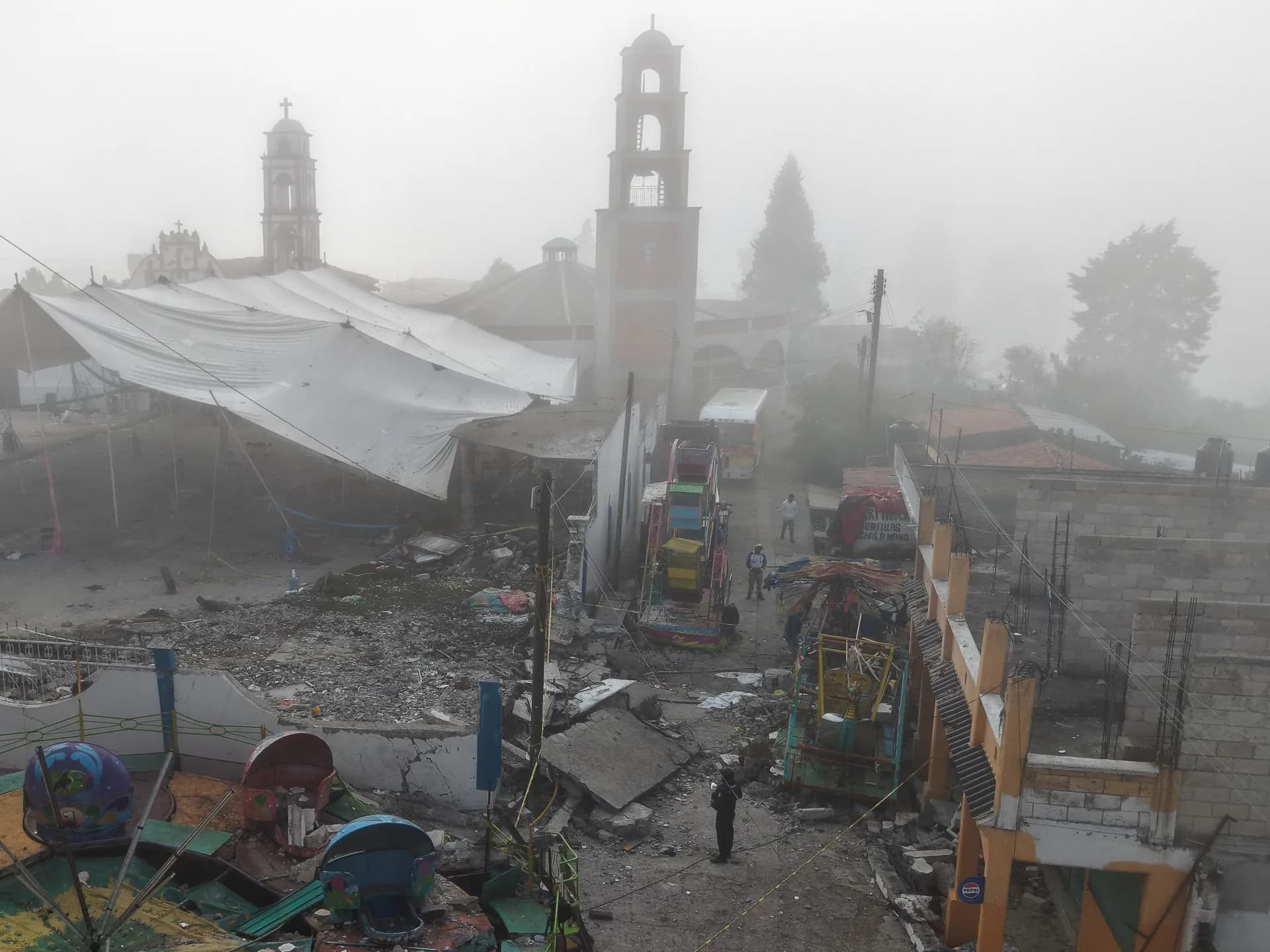 Daños en la plaza del pueblo tras la explosión de material pirotécnico