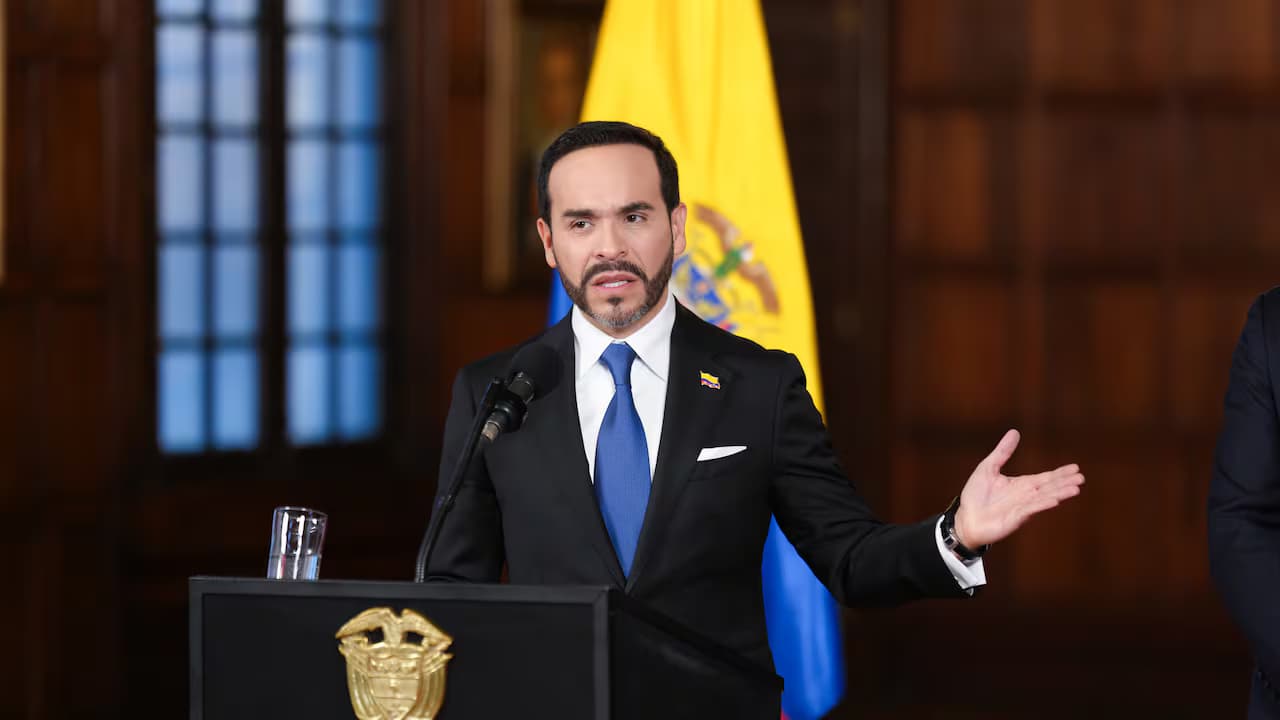 El presidente Abelardo de la Espriella habla en un atril con el escudo de Colombia, frente a la bandera nacional