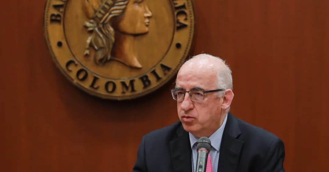 Leonardo Villar, gerente del Banco de la República, frente al escudo de la entidad
