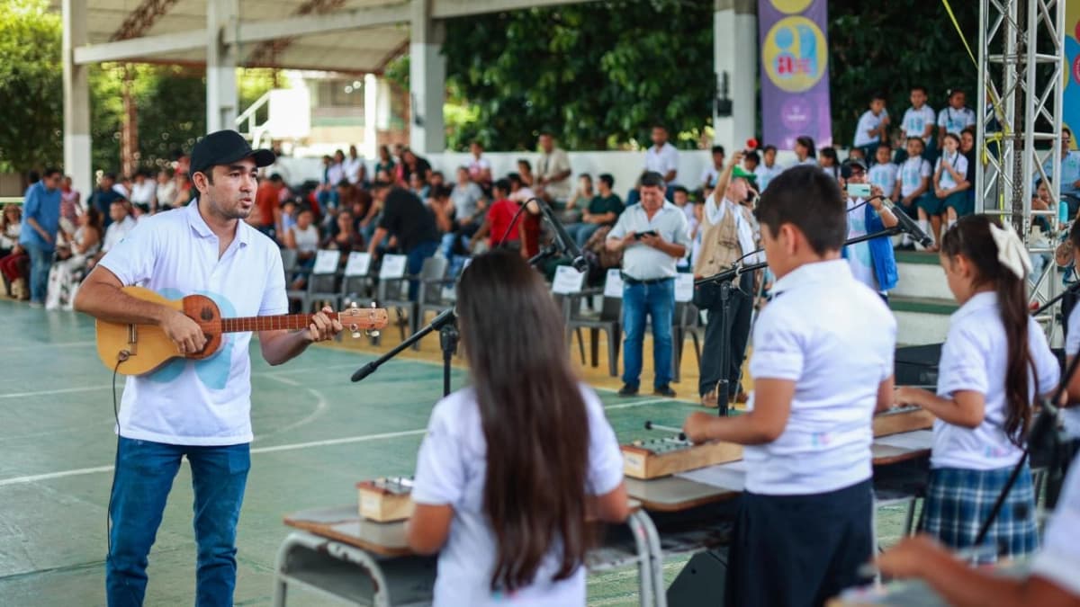 Niños de un programa musical tocan instrumentos en una presentación
