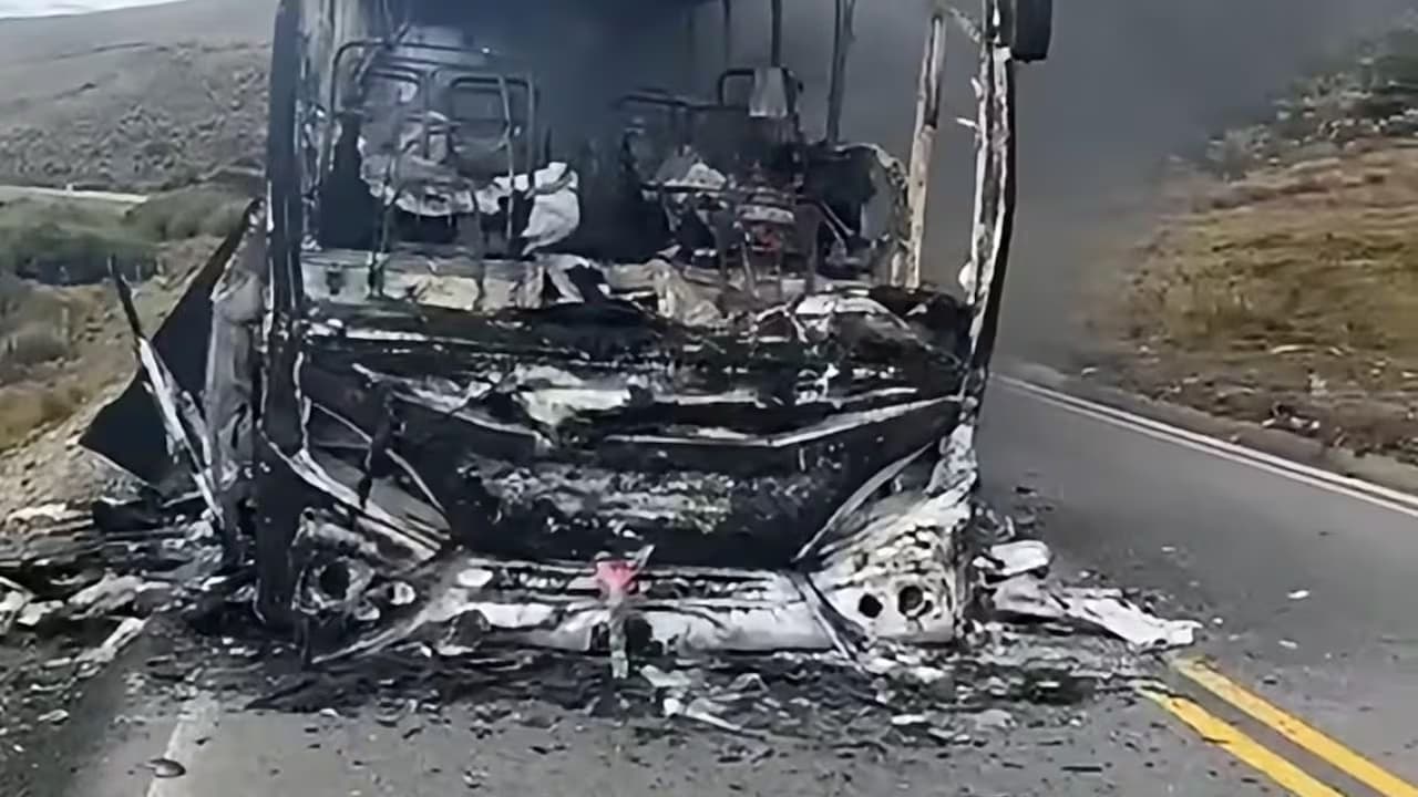 Estructura calcinada del bus en la vía Málaga-Cerrito, en el páramo de El Almorzadero