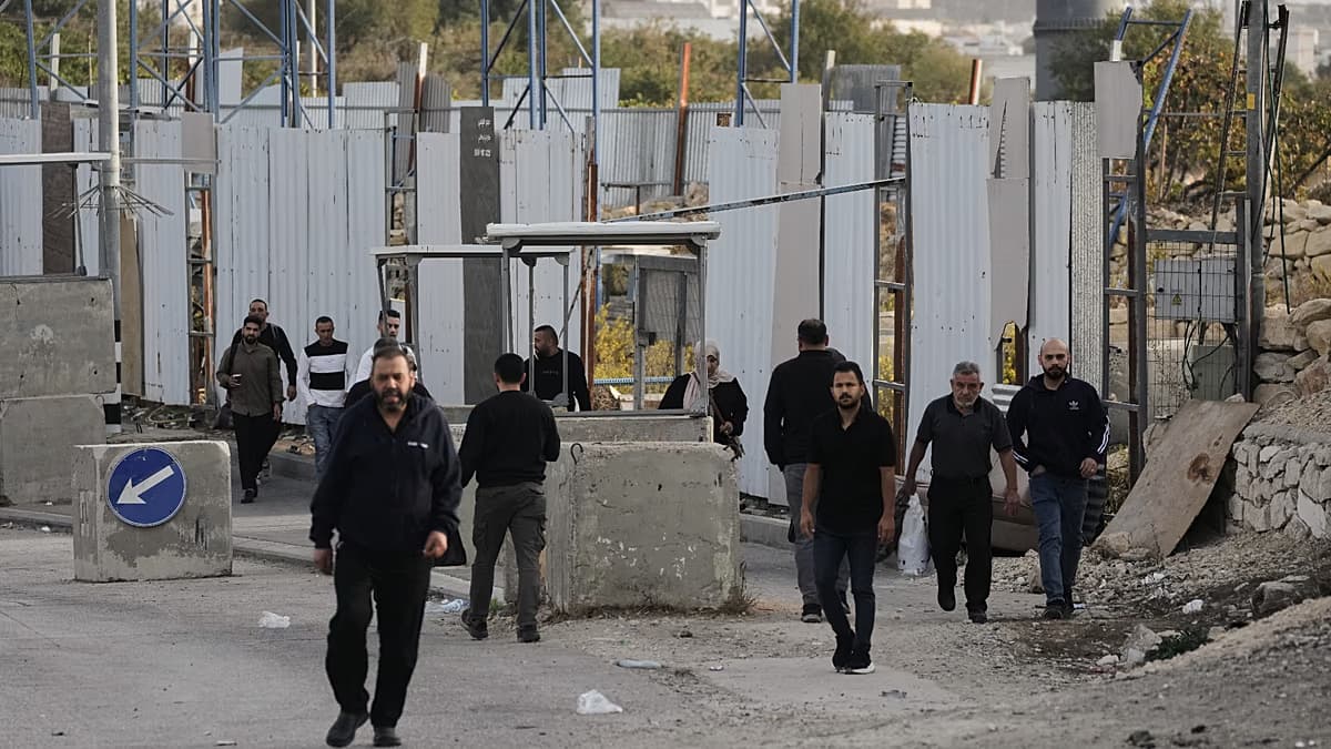 Palestinos cruzan a pie una puerta militar cerrada a los vehículos en Hebrón