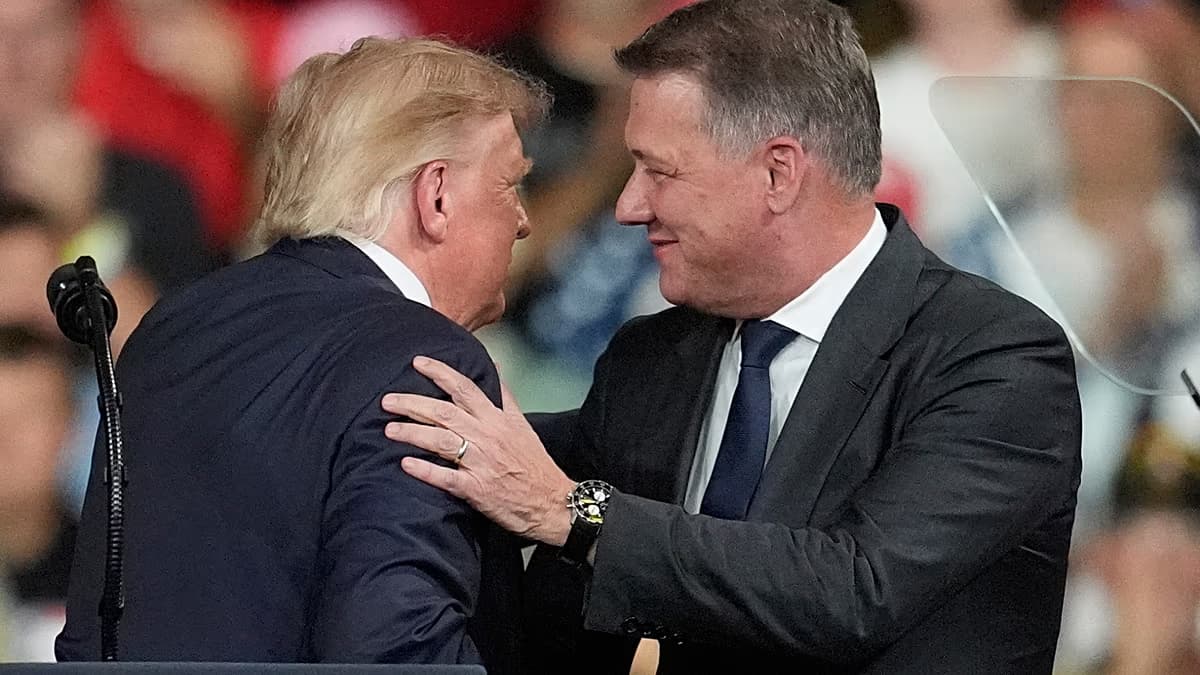 Donald Trump saluda en la tarima del mitin de Perry, Georgia, donde se anunció la planta de Audi