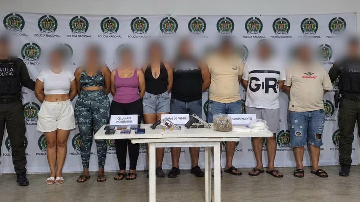 Los diez capturados, con el rostro difuminado, junto a agentes del Gaula y las armas, celulares y drogas incautadas
