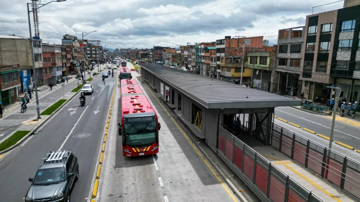 Un bus articulado en una estación de TransMilenio sobre la troncal