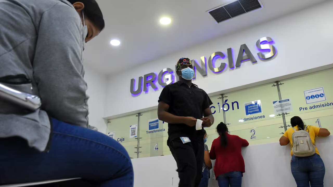 Pacientes esperan en la sala de urgencias de una clínica