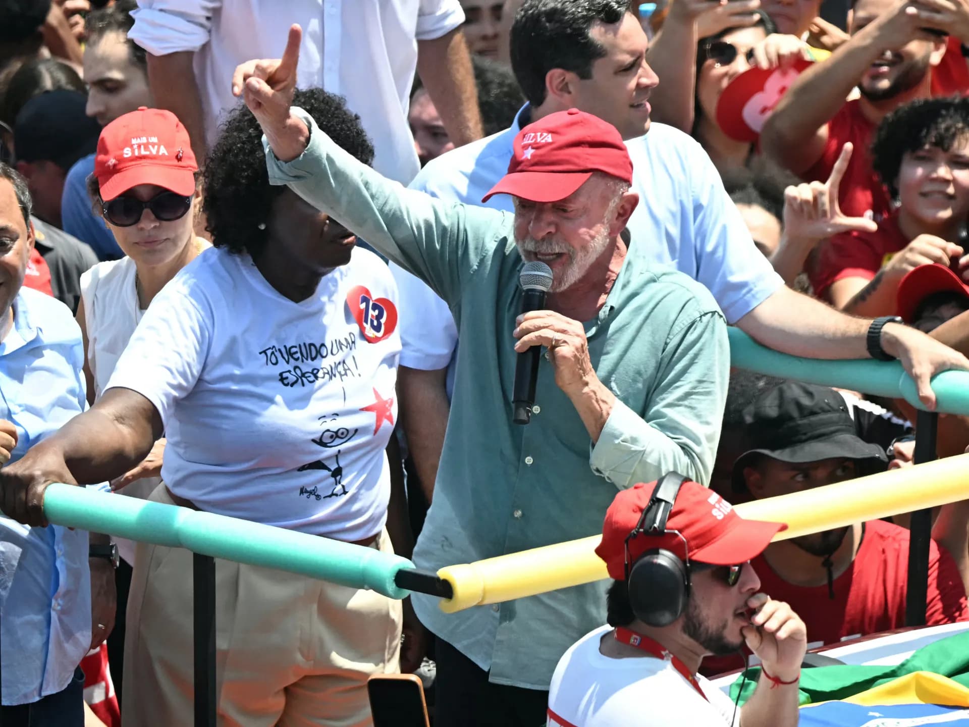 Lula da Silva habla con un micrófono ante simpatizantes en su cierre de campaña en Río de Janeiro