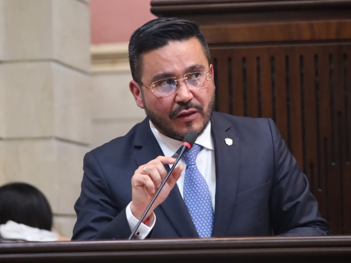 El contralor general, Jorge Eliécer Laverde, habla en la plenaria del Congreso