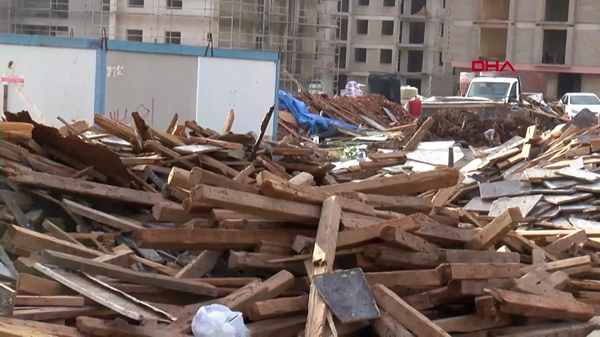 Escombros de madera y restos de los contenedores en la obra de Antalya golpeada por el tornado
