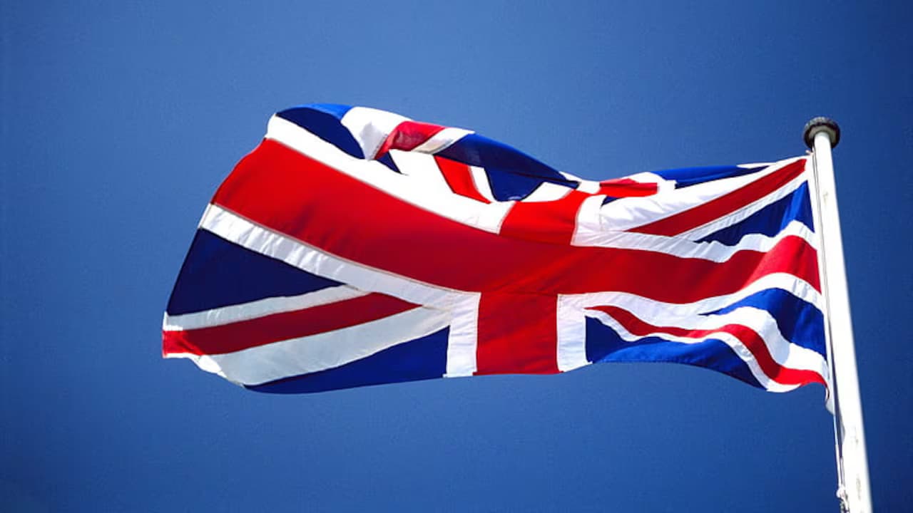 Bandera del Reino Unido ondea en un mástil