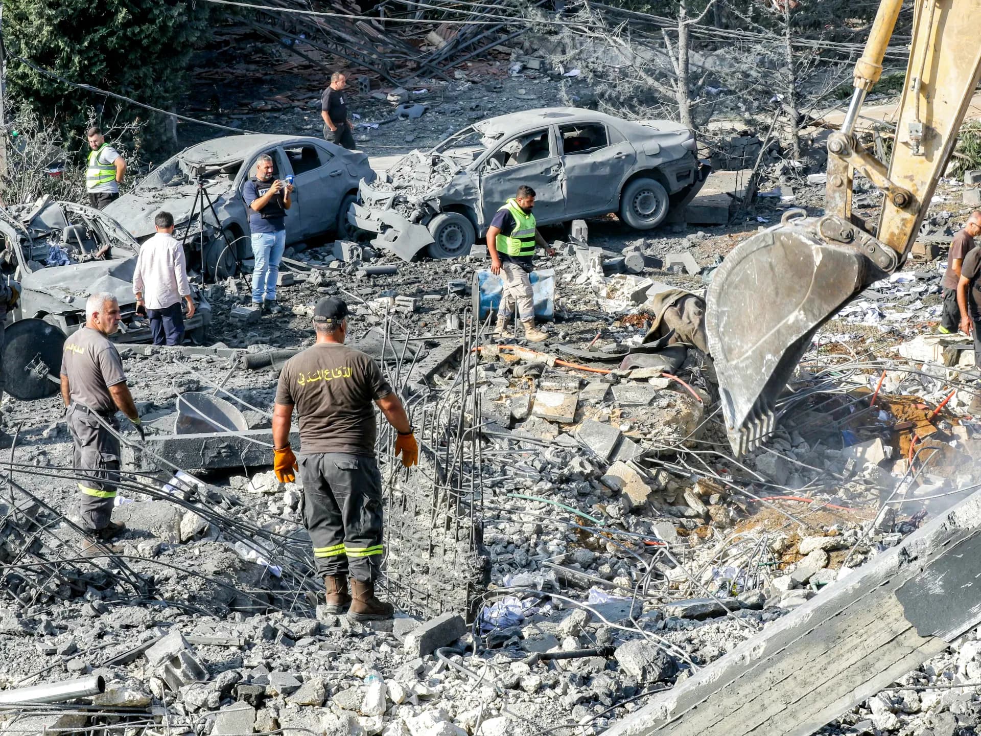 Una excavadora remueve escombros mientras los socorristas buscan sobrevivientes en Kfar Rumman, en el sur del Líbano