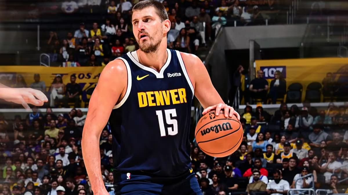 Nikola Jokic, con la camiseta número 15 de los Denver Nuggets, conduce el balón