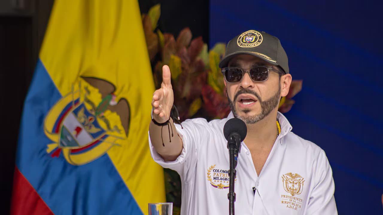 El presidente Abelardo de la Espriella, con gorra y camisa blanca, habla frente a un micrófono junto a la bandera de Colombia