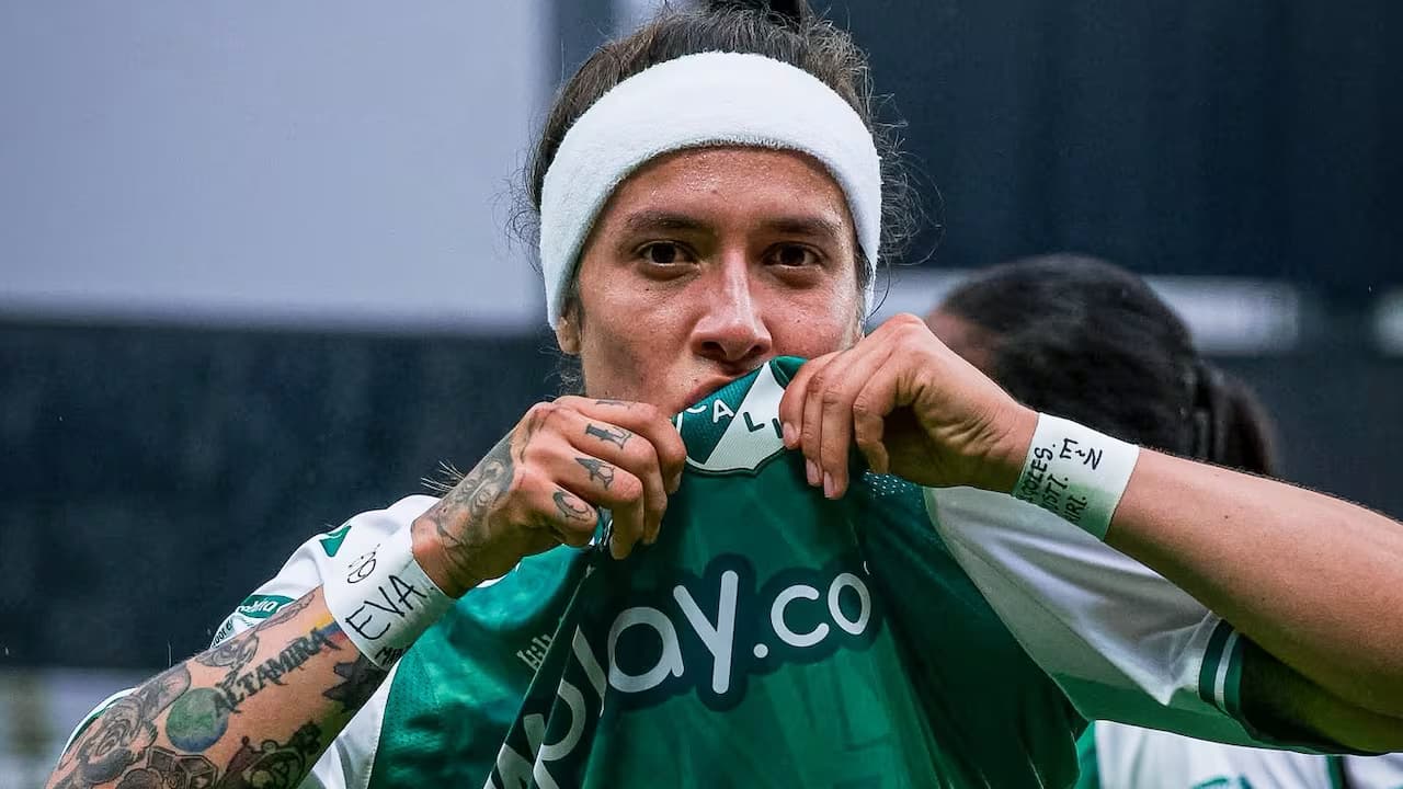 Una jugadora del Deportivo Cali besa el escudo de su camiseta