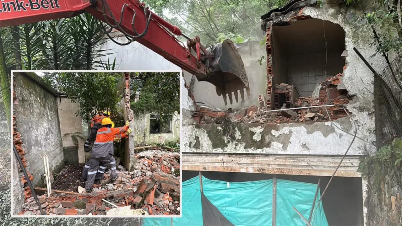 Una retroexcavadora derriba los muros de la casa abandonada en el barrio El Diamante, en El Poblado