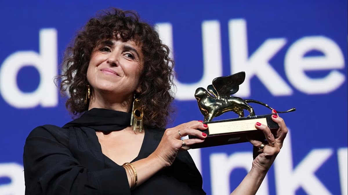 May el-Toukhy sostiene el León de Oro en la ceremonia de clausura del Festival de Venecia