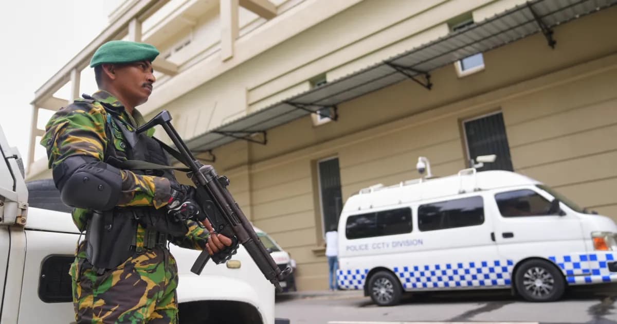 Un comando de la Policía custodia el complejo del Tribunal Superior en Colombo