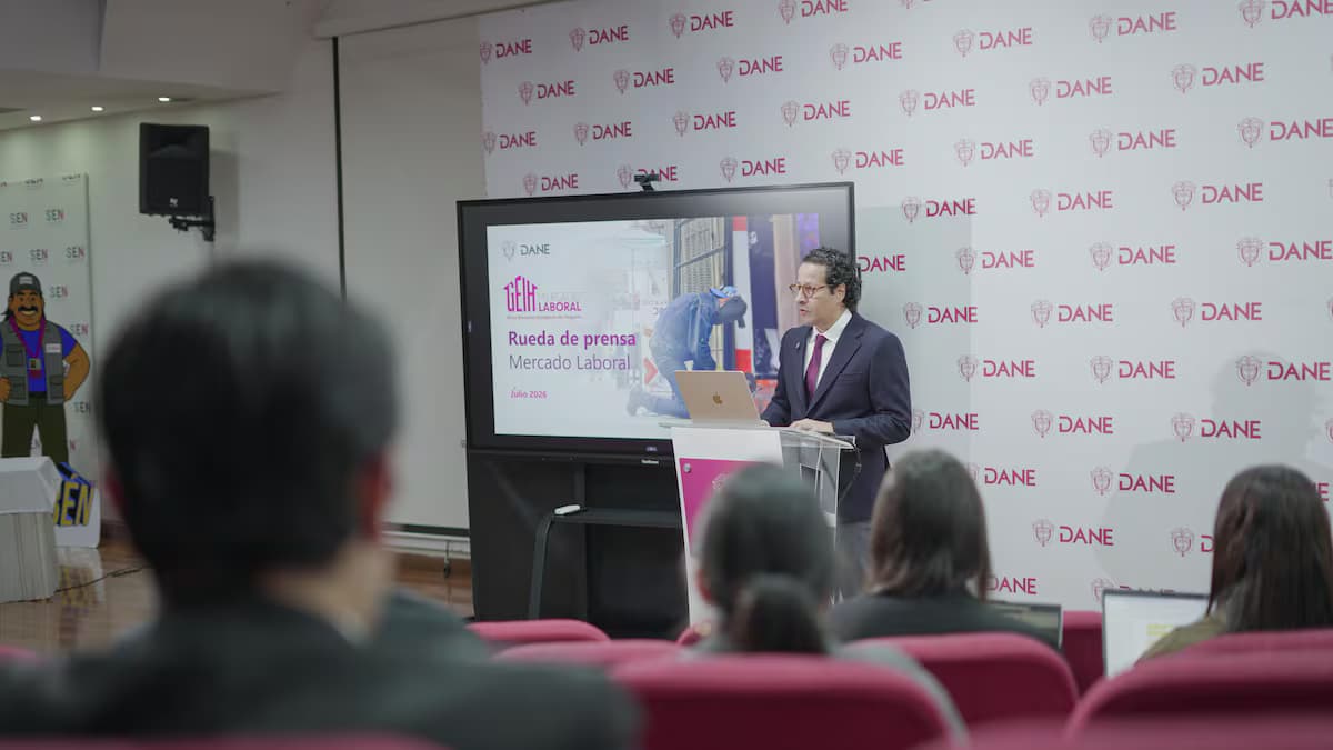 Ricardo Valencia habla desde un atril en una rueda de prensa del DANE sobre el mercado laboral