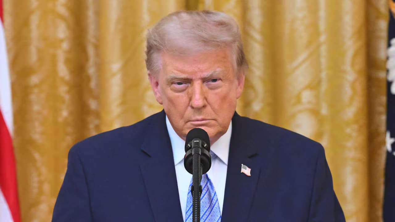 Donald Trump ante un micrófono durante un acto en la Casa Blanca