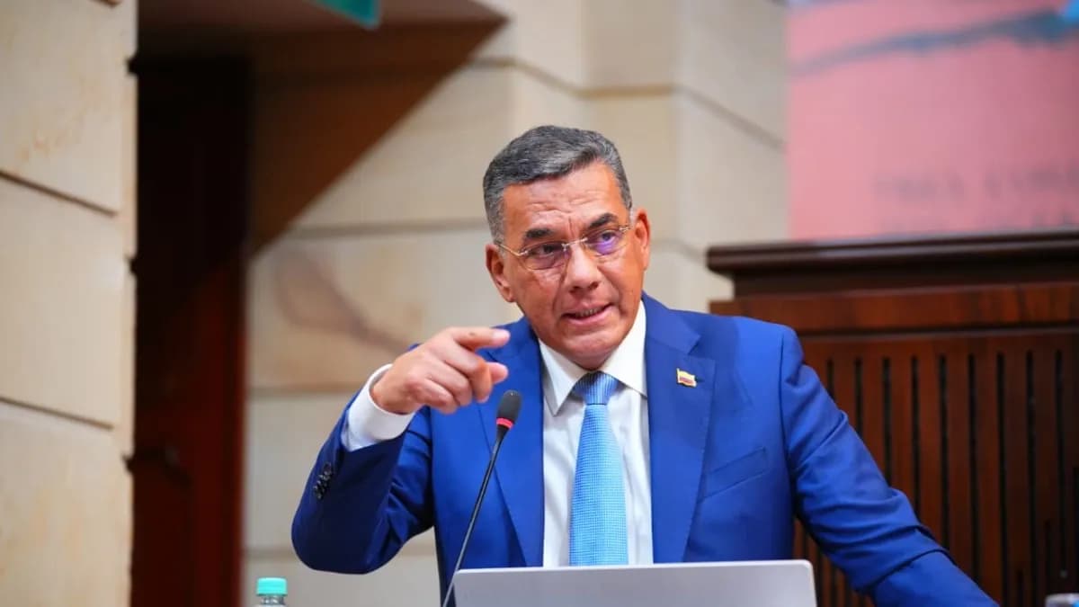 El ministro de Defensa, Jorge Eduardo Mora, interviene en el Capitolio durante el debate de la moción de censura