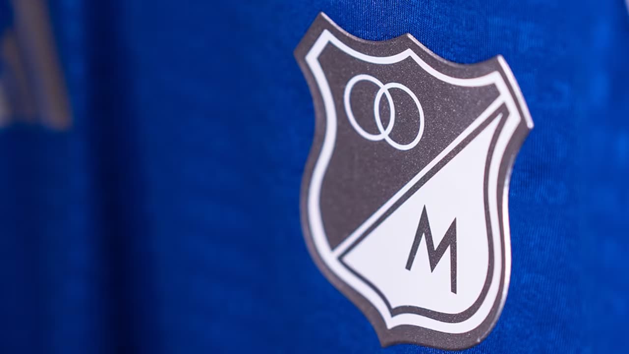 El escudo de Millonarios bordado en la camiseta del equipo