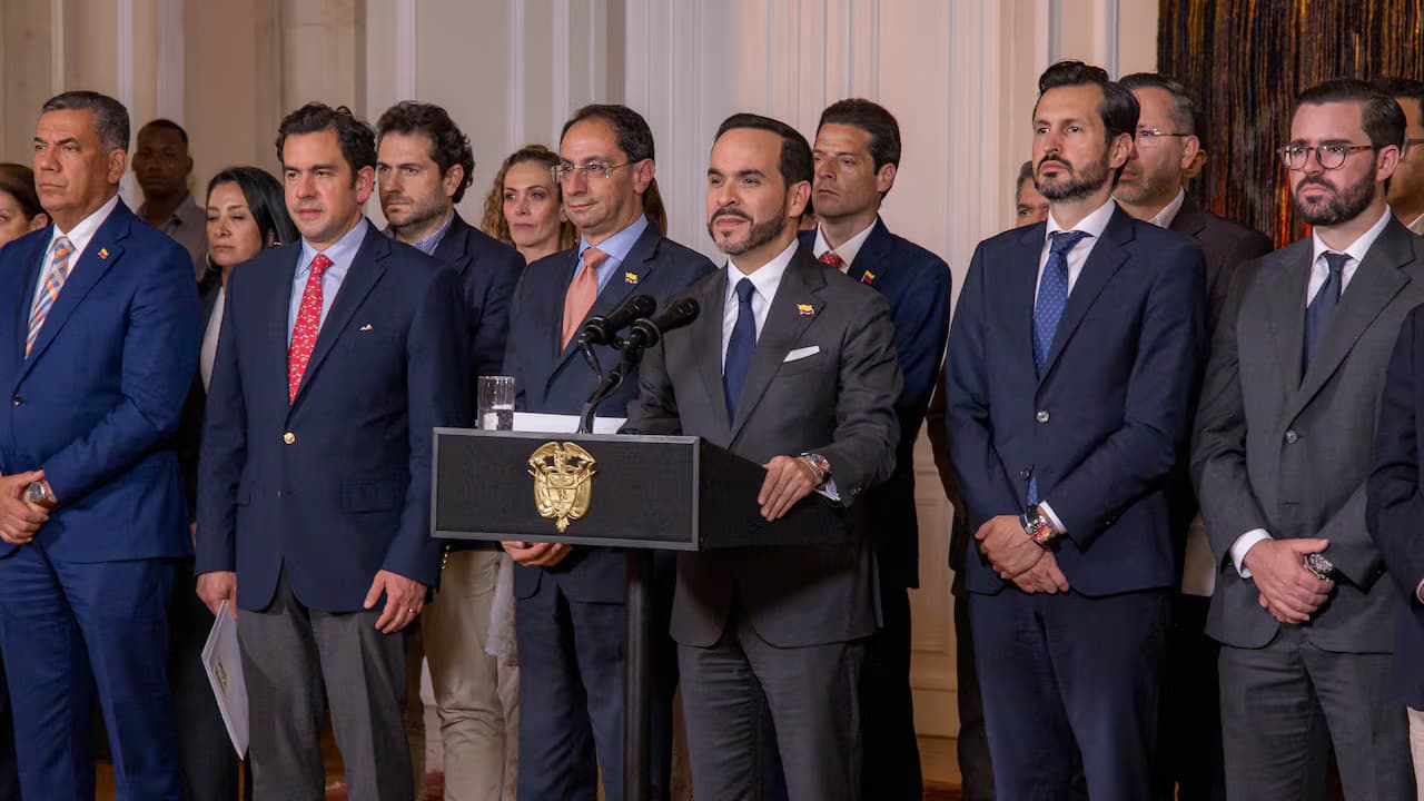 El presidente Abelardo de la Espriella habla desde un atril rodeado de miembros de su gabinete