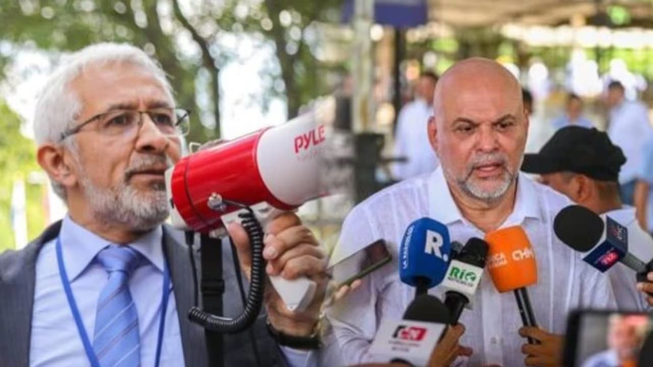 Víctor de Currea-Lugo con un megáfono y Salvatore Mancuso ante micrófonos de prensa