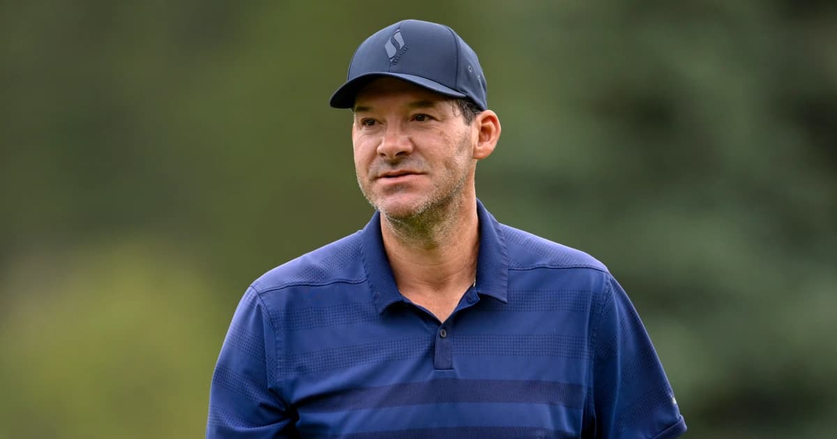 Tony Romo, con gorra y camiseta azul, en un campo de golf