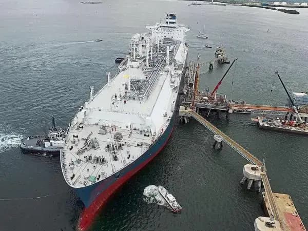Buque de gas natural licuado atracado junto a una terminal de regasificación