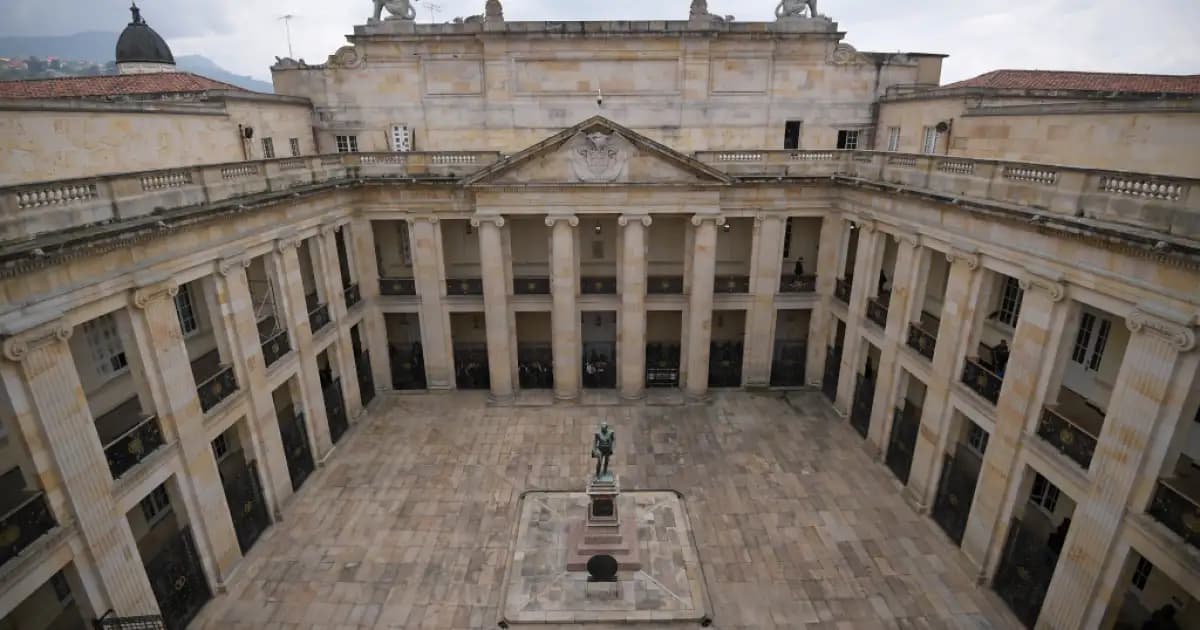 Patio central del Capitolio Nacional, sede del Congreso, en Bogotá