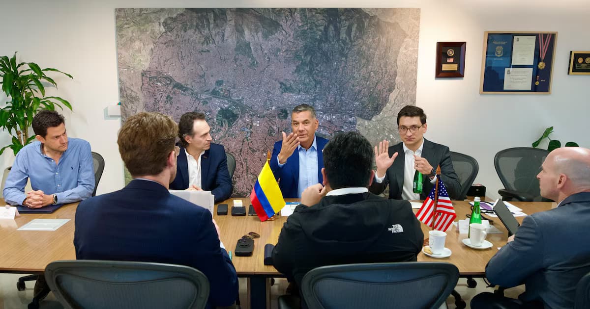 Reunión en Medellín del alcalde Federico Gutiérrez, el ministro de Defensa y funcionarios de Estados Unidos