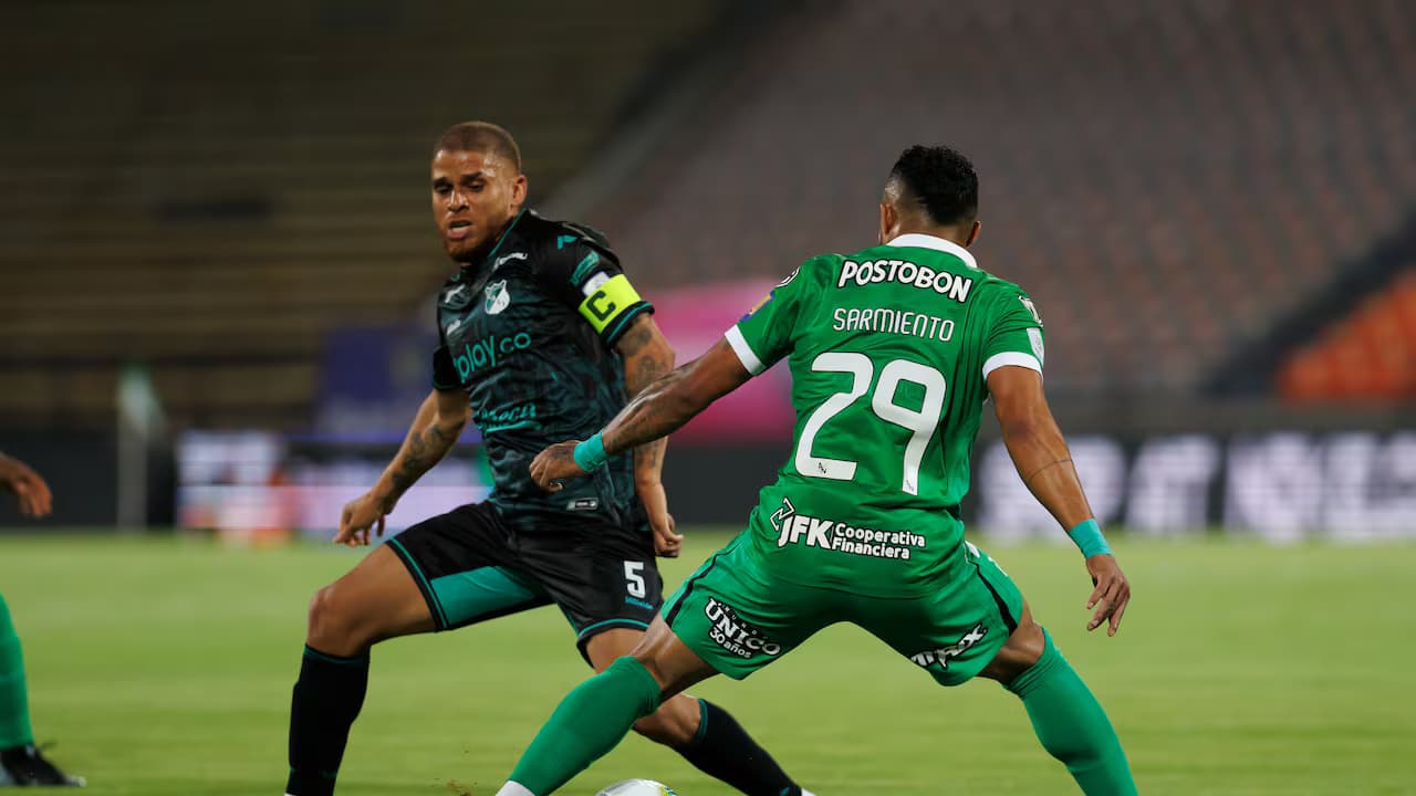Jugadores de Atlético Nacional y Deportivo Cali disputan el balón en el Atanasio Girardot