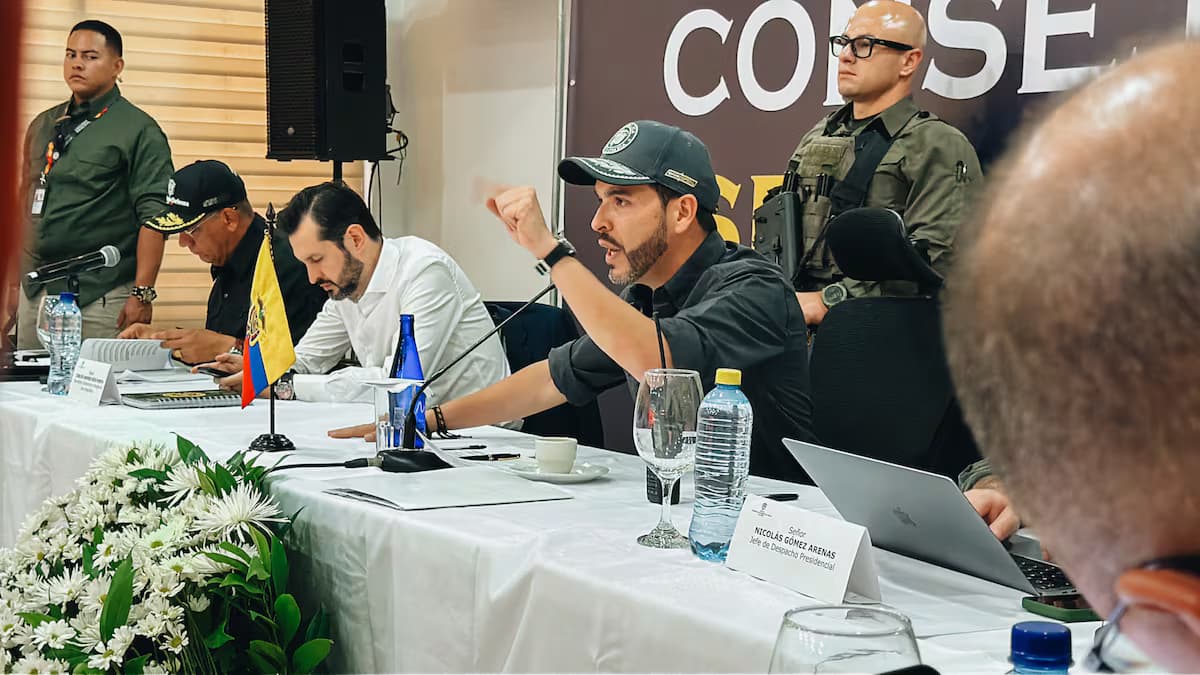 El presidente Abelardo de la Espriella, con gorra, habla en un consejo de seguridad